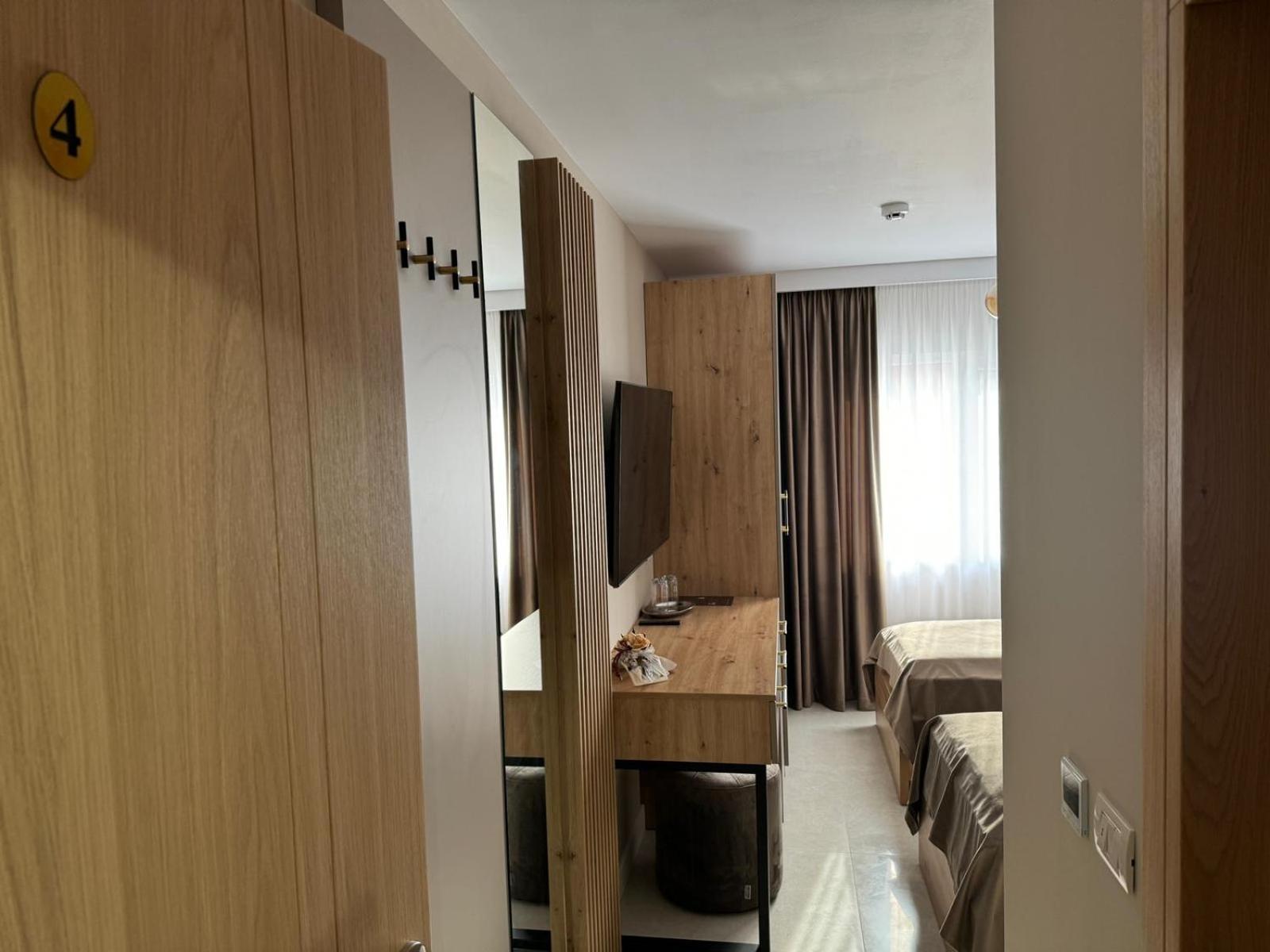 Pensiune Restaurant Pizzerie 2 Pauni Borşa Екстериор снимка